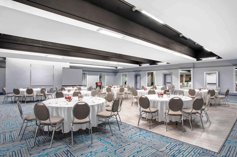 Quality Inn & Conference Centre Kingston Central Eksteriør billede